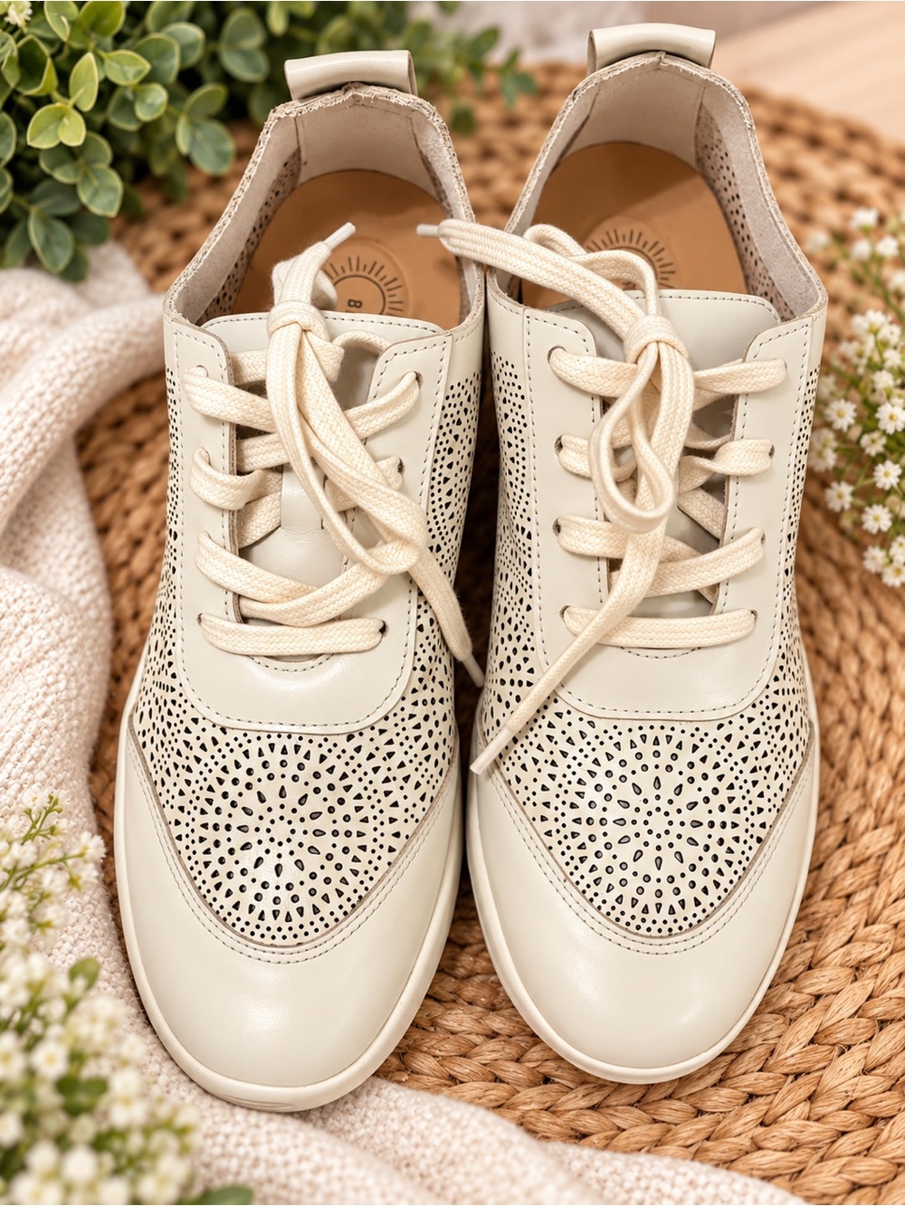 🌟Brioso🌟 Mallory Perforated Leather Sneakers US 8.5 EUC